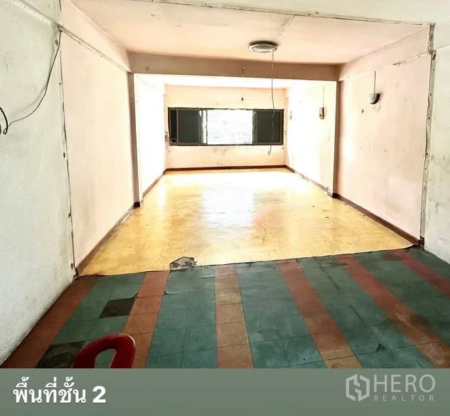 店屋 出租在Watthana, Bangkok - 二层开放房间，前方大窗，拼接乙烯基地面。