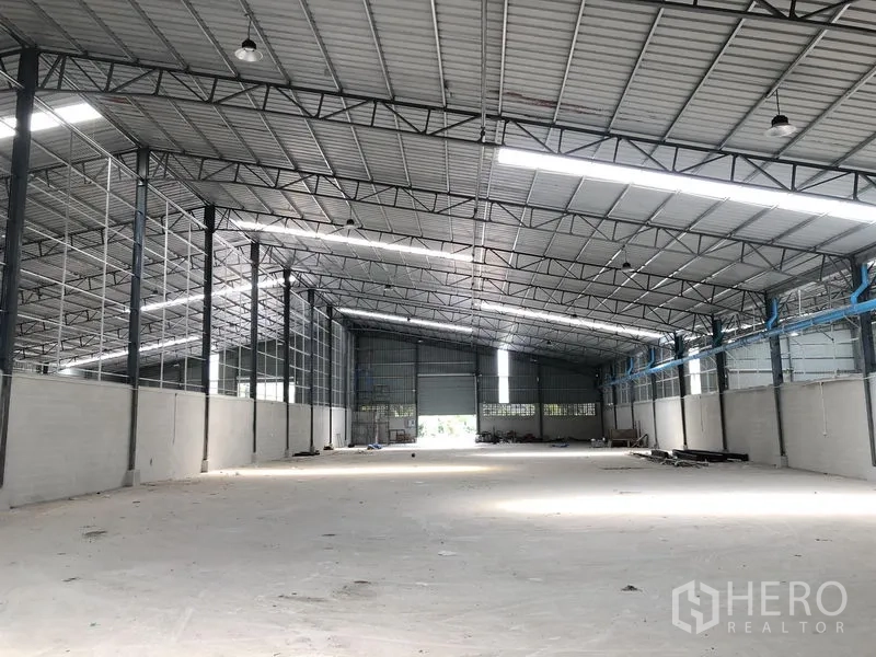 คลังสินค้า ให้เช่าในBang Kruai, Nonthaburi - ภายในโกดังสว่าง มีท่อระบายอากาศและประตูม้วนสูงสำหรับรถเข้าออก