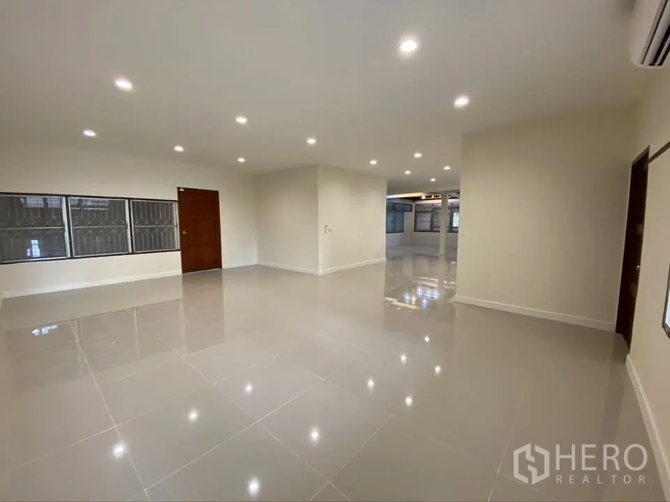 Detached House for rent in Suan Luang, Bangkok - Bright multipurpose hall with downlights, air conditioner, and tiled flooring.