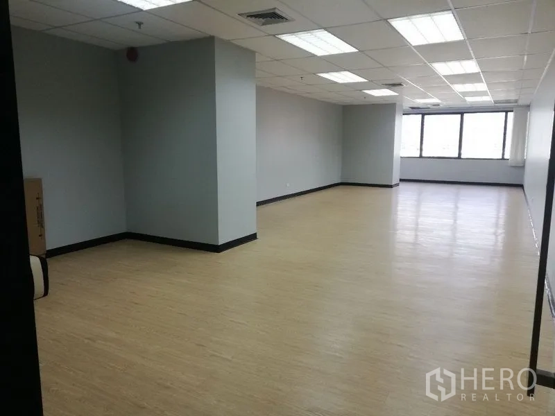 办公空间 出租在Watthana, Bangkok - 宽敞的开放式办公室，设立柱、吊顶照明与大面积窗户。