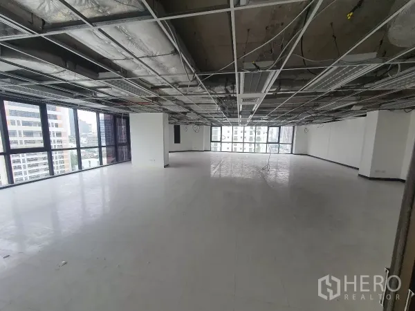 办公空间 出租在Bang Rak, Bangkok - 15层开放式办公室，外露吊顶、乙烯基地板与城市景观