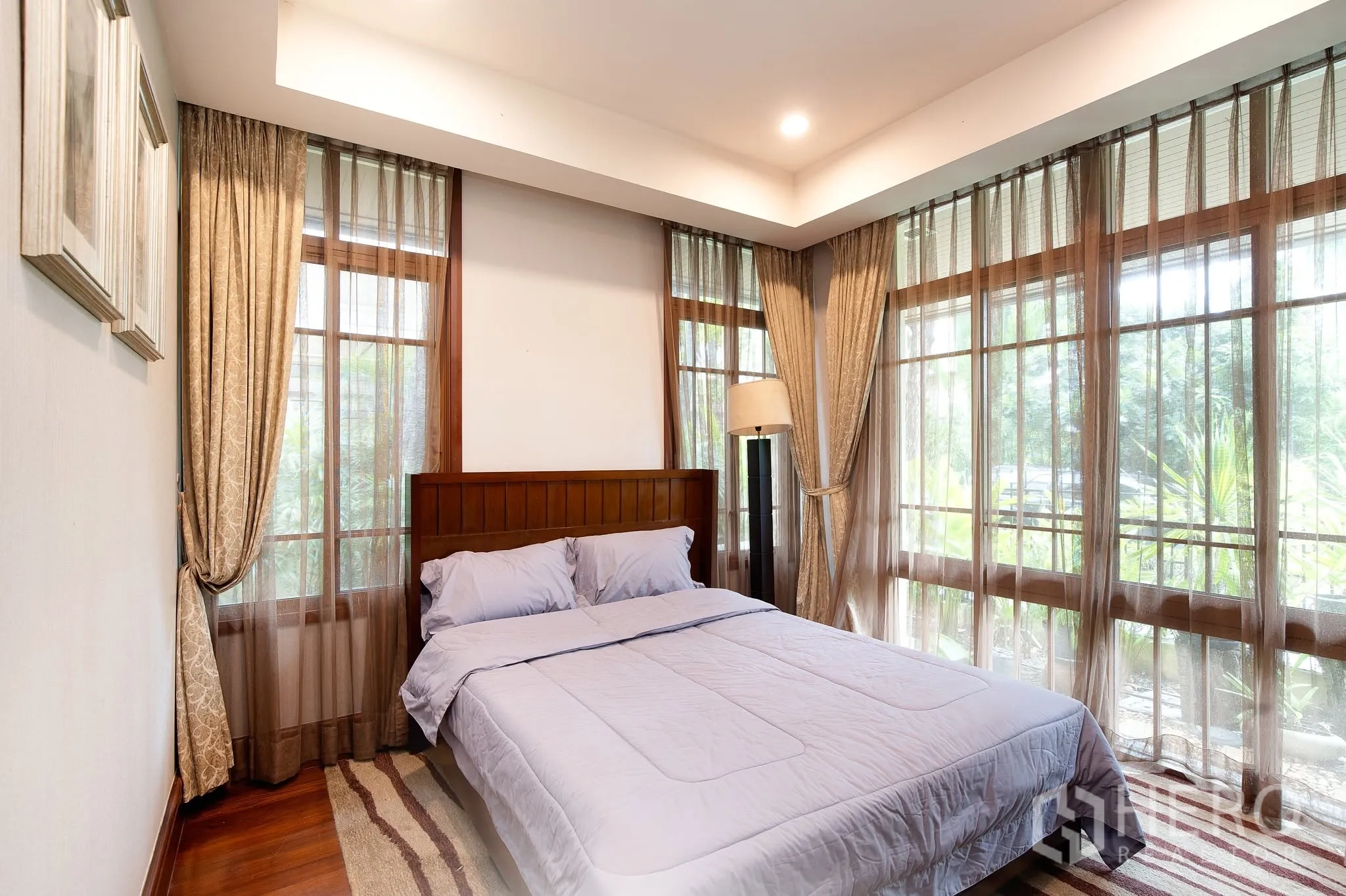 บ้านเดี่ยว for rent or sale in Watthana, Bangkok - ห้องนอนขนาดกำลังดี หน้าต่างมุม ห้องผ้าม่านโปร่ง และเตียงคู่