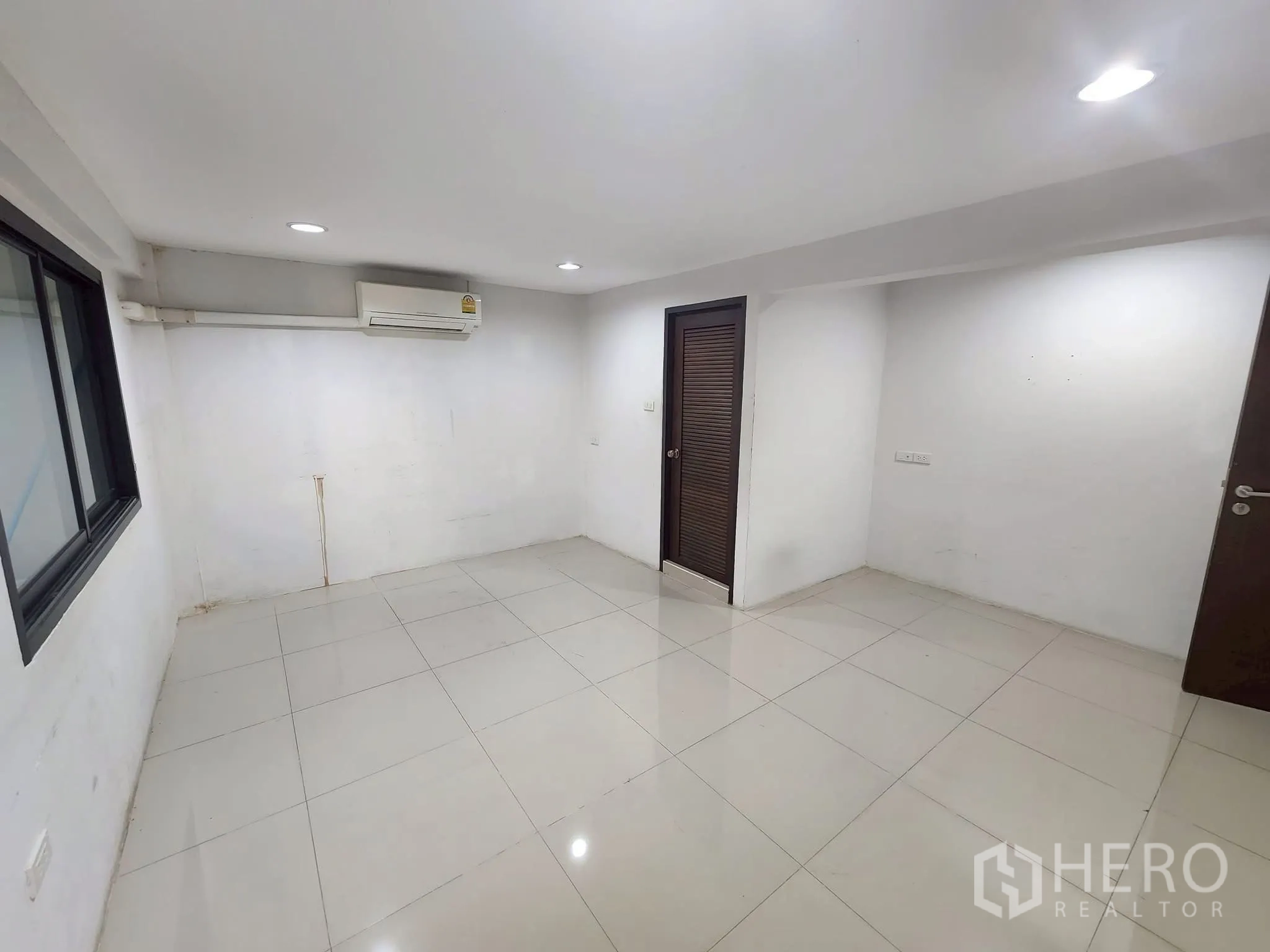 家庭办公室 for rent in Khlong Toei, Bangkok - 紧凑的办公或卧室，带窗户、挂壁空调和百叶门。