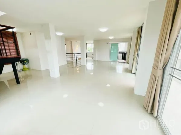 带办公室的家 出租在Bang Sue, Bangkok - 开放式楼层，白色立柱、大窗户并可通往阳台。