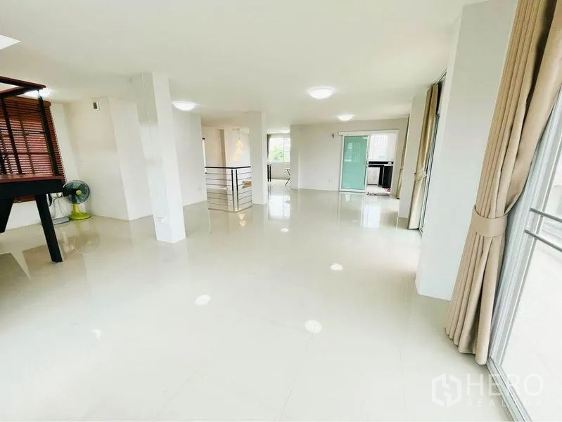 带办公室的家 出租在Bang Sue, Bangkok - 开放式楼层，白色立柱、大窗户并可通往阳台。