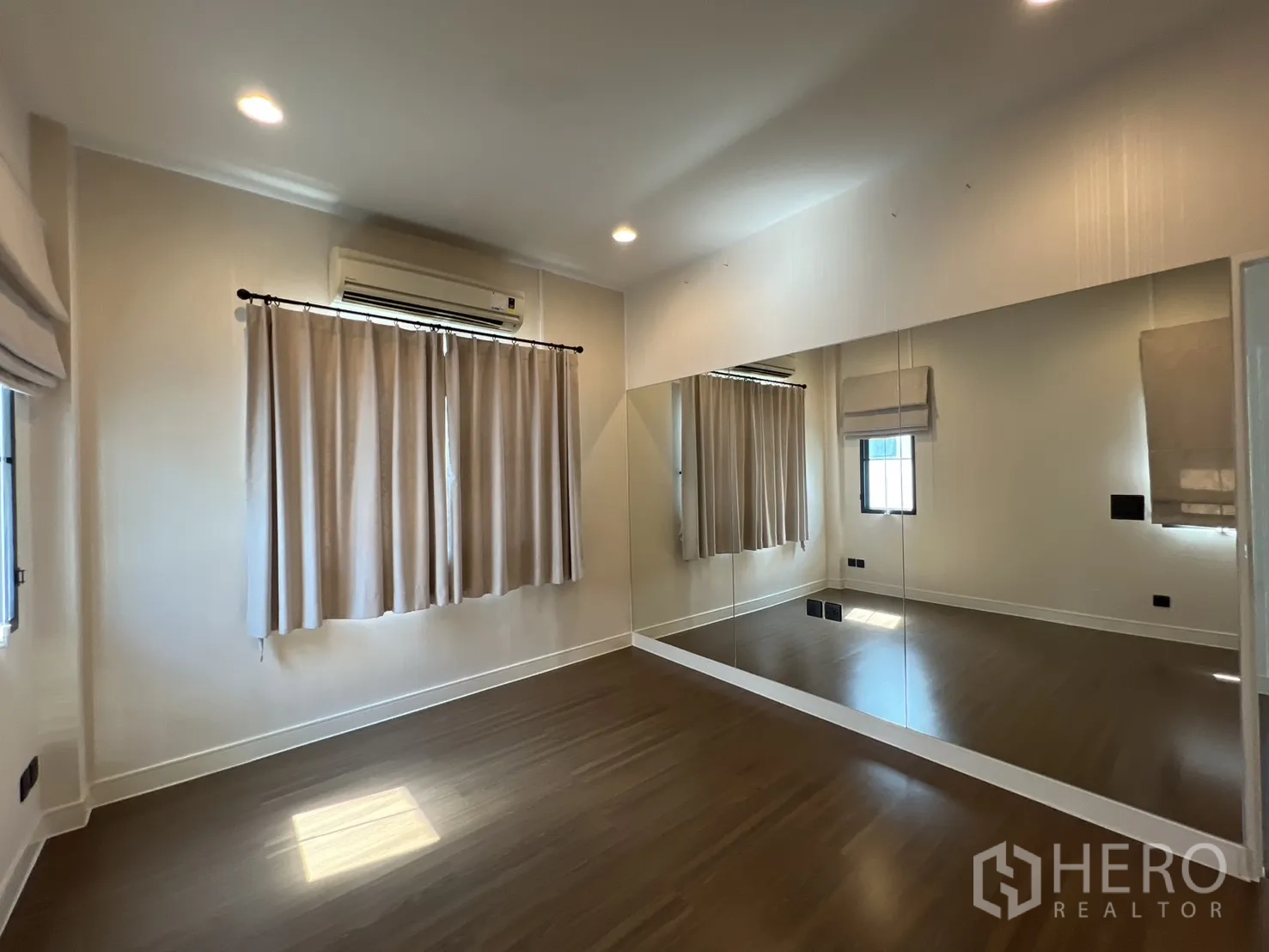 Detached House for sale in Bang Kapi, Bangkok - Upstairs bathroom with glass shower and white tiling.