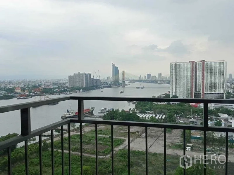 公寓 出租在Yan Nawa, Bangkok - 高层阳台远眺昭拍耶河、城市天际线与斜拉桥。
