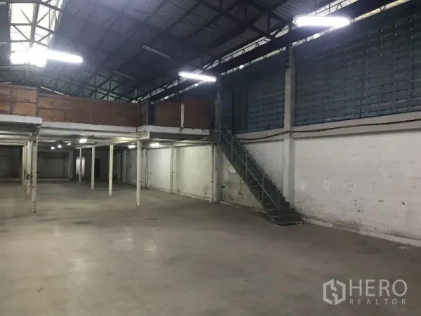 โรงงาน ให้เช่าหรือขายในKrathum Baen, Samut Sakhon - ฮอลล์โกดังพร้อมบันไดเหล็กขึ้นชั้นลอย และพื้นที่สำหรับจัดชั้นวาง