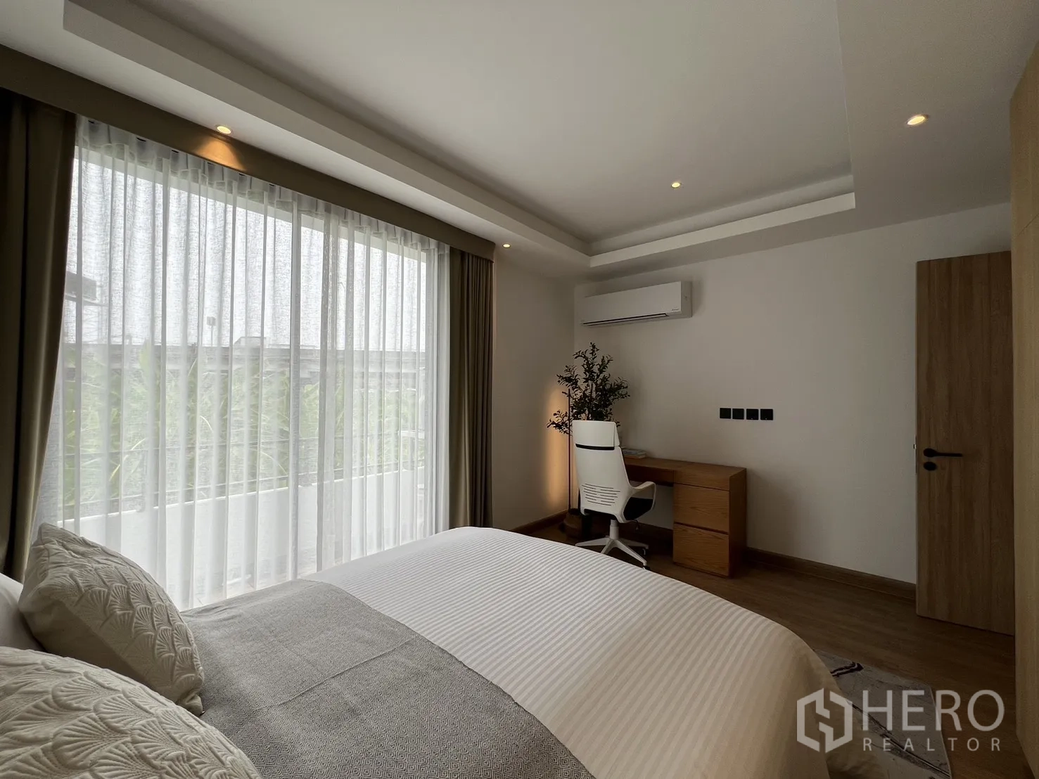 ทาวน์เฮาส์ ขายในWatthana, Bangkok - ห้องนอนรอง มีตู้เสื้อผ้าบิวท์อินเต็มผนัง และภาพกรอบ