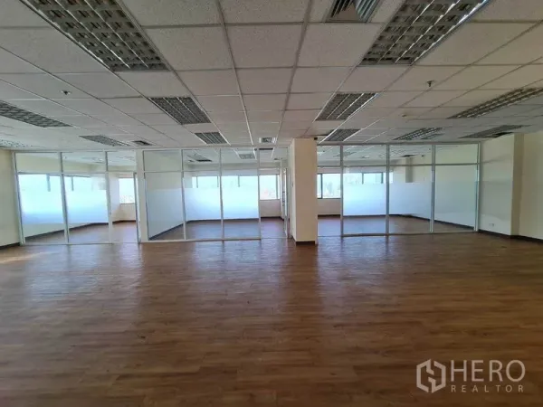 办公空间 出租在Watthana, Bangkok - 宽敞办公室楼层，多个玻璃隔断与均匀灯带