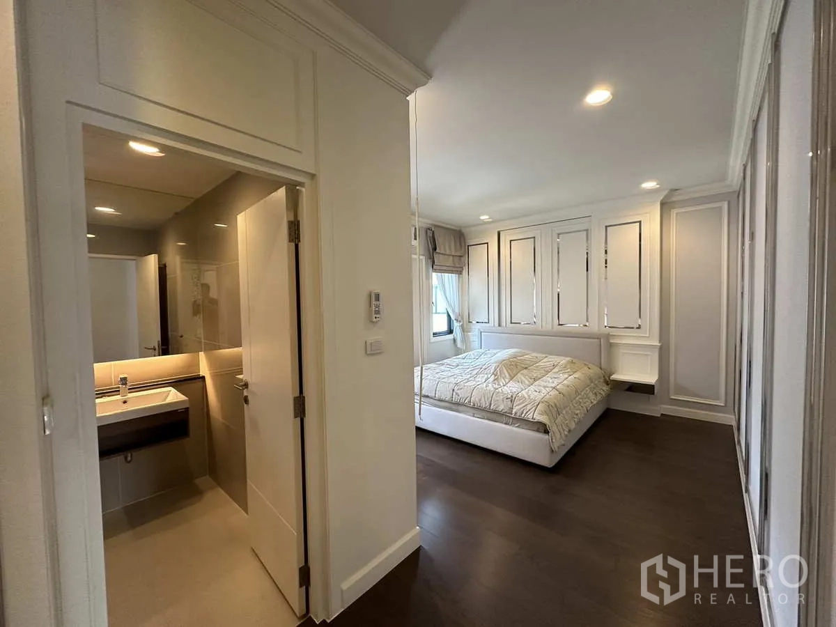 Detached House for rent or sale in Lam Luk Ka, Pathum Thani - Bedroom entrance to ensuite bathroom and wall of closets.