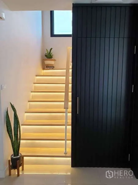 บ้าน ขายในBang Phli, Samut Prakan - บันไดติดไฟ LED อุ่น ๆ ข้างตู้เก็บของสีดำ