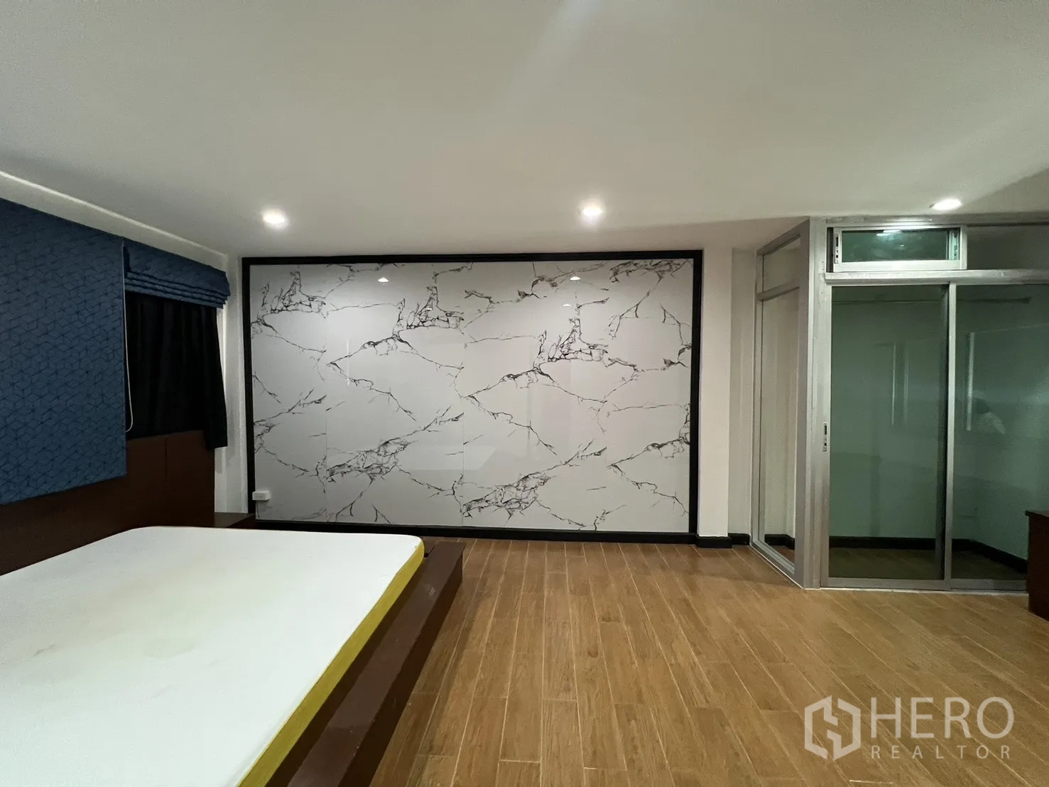 联排别墅 for rent in Watthana, Bangkok - 卧室宽敞，木地板，仿大理石特色墙，带玻璃隔断。