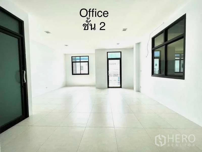 โรงงาน ให้เช่าหรือขายในMueang Samut Sakhon, Samut Sakhon - ออฟฟิศชั้น 2 แบบโถงกว้าง หน้าต่างขนาดใหญ่และประตูระเบียง