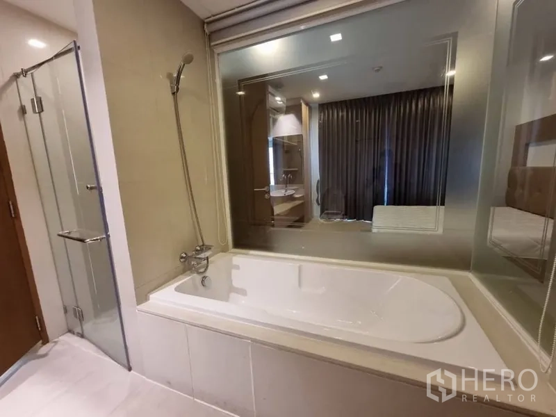 公寓 出租在Watthana, Bangkok - 套内卫浴，设浸浴式浴缸与独立玻璃淋浴间，并有观景窗。