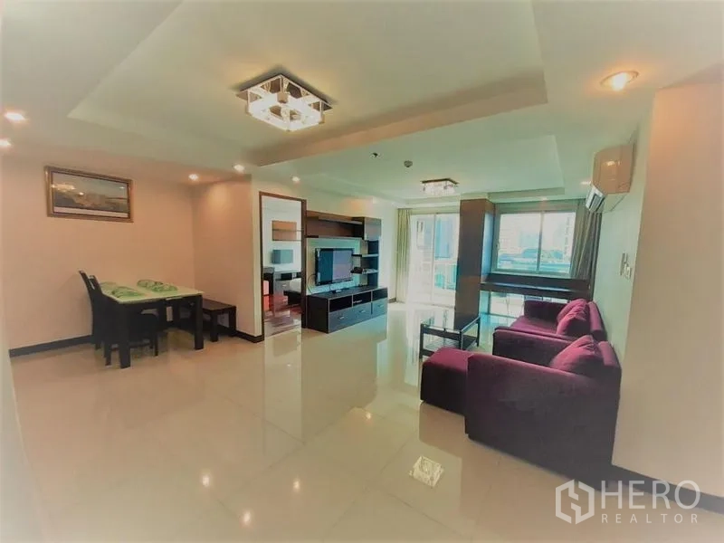 公寓 出租在Watthana, Bangkok - 明亮客厅，亮面地砖，电视墙与阳台落地门