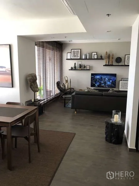 公寓 出售在Watthana, Bangkok - 开放式客餐厅，电视与墙面置物架，大型木质百叶窗，Lofts Ekkamai公寓。