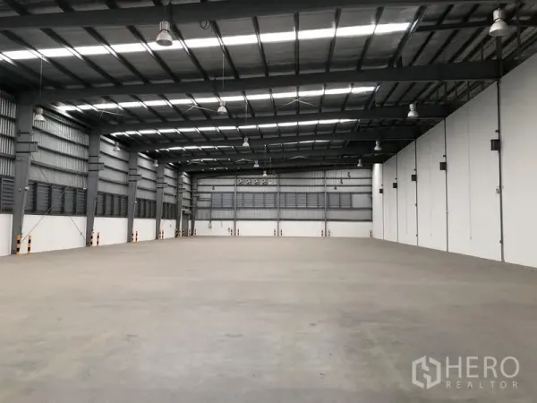 Factory for rent in Bang Sao Thong, Samut Prakan - Large high-clear warehouse with steel frame, skylight strips and smooth concrete floor.
