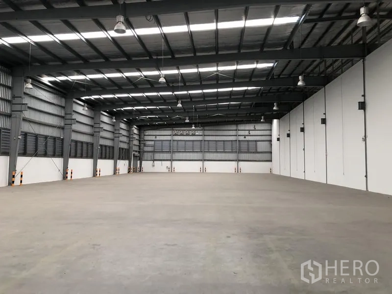 Factory for rent in Bang Sao Thong, Samut Prakan - Large high-clear warehouse with steel frame, skylight strips and smooth concrete floor.