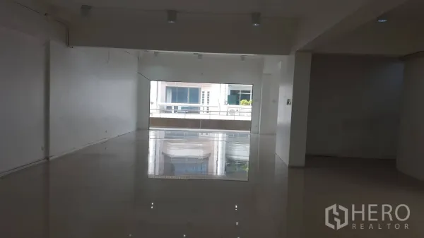 สำนักงาน ให้เช่าในKhlong Toei, Bangkok - พื้นที่สำนักงานทรงลึก พื้นกระเบื้องเงาและช่องแสงกว้างให้แสงธรรมชาติ