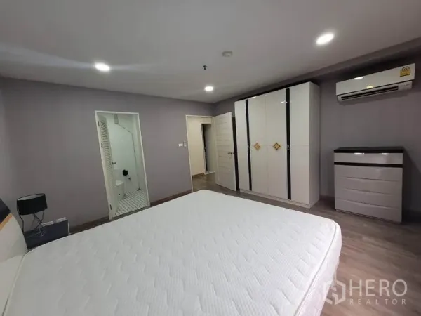 คอนโด ให้เช่าในWatthana, Bangkok - ห้องนอนหลักมีตู้เสื้อผ้า เครื่องปรับอากาศ และประตูเชื่อมห้องน้ำในตัว