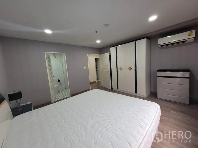 คอนโด ให้เช่าในWatthana, Bangkok - ห้องนอนหลักมีตู้เสื้อผ้า เครื่องปรับอากาศ และประตูเชื่อมห้องน้ำในตัว