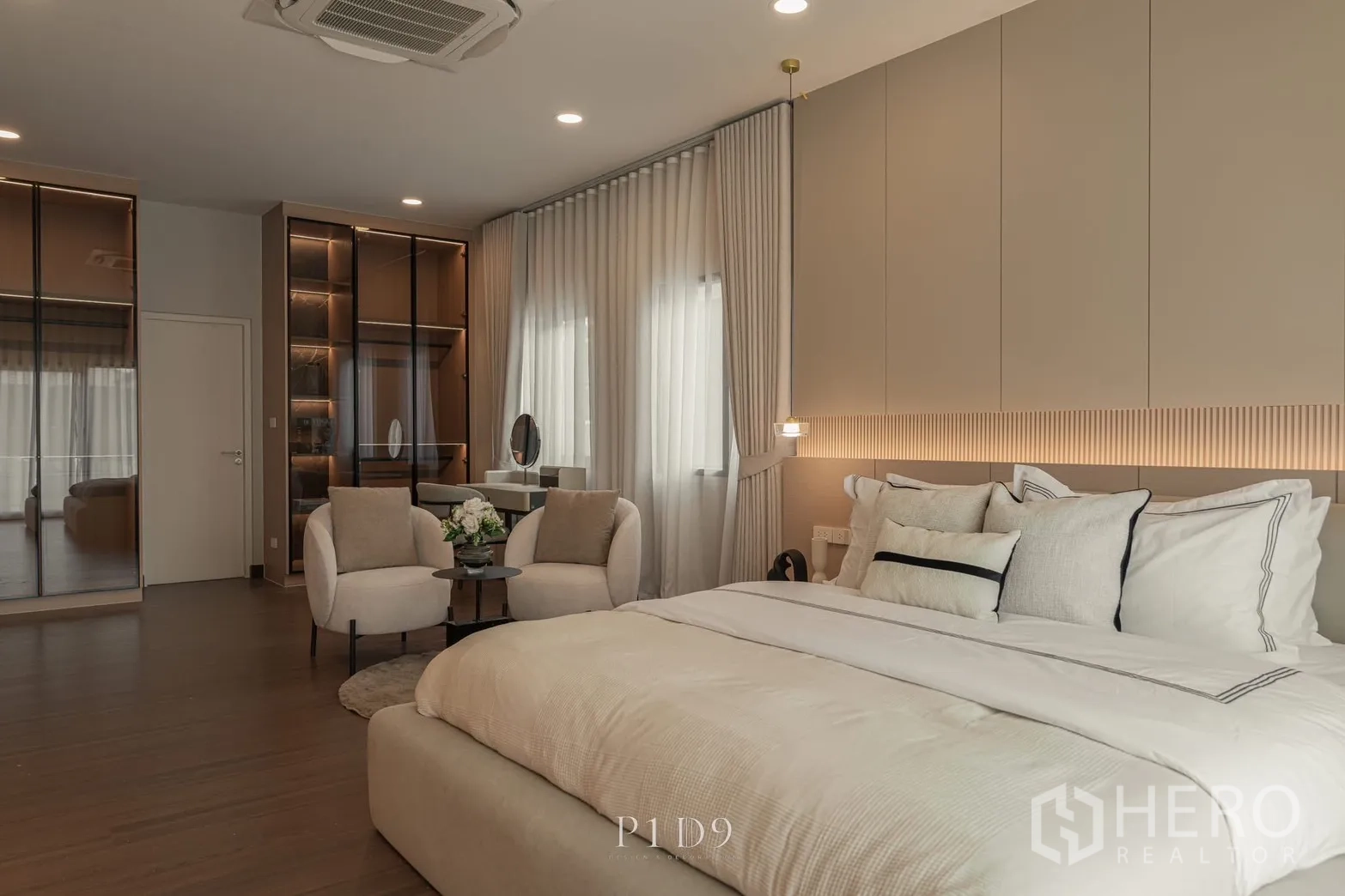 独栋房屋 for rent in Bang Phli, Samut Prakan - 主卧套房内有软包大床、双扶手椅与灯光衣柜。
