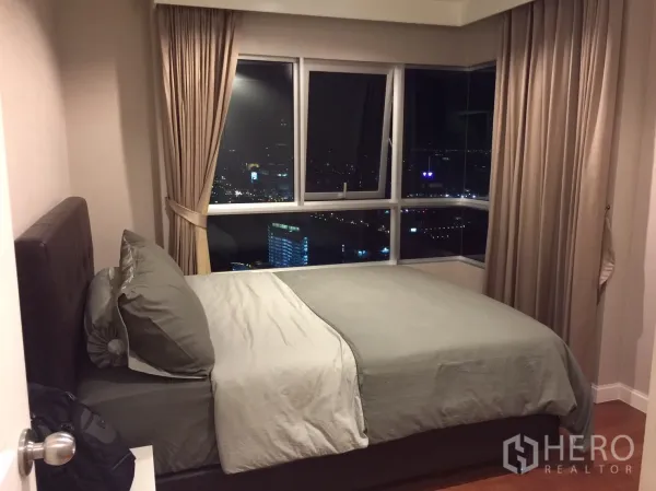 คอนโด ให้เช่าในHuai Khwang, Bangkok - ห้องนอนรองเตียงดับเบิล หน้าต่างมุมกระจกกว้างให้วิวพาโนรามา