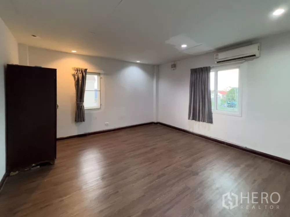 带办公室的家 出租在Lat Phrao, Bangkok - 楼上大房间，木地板、窗户与空调。