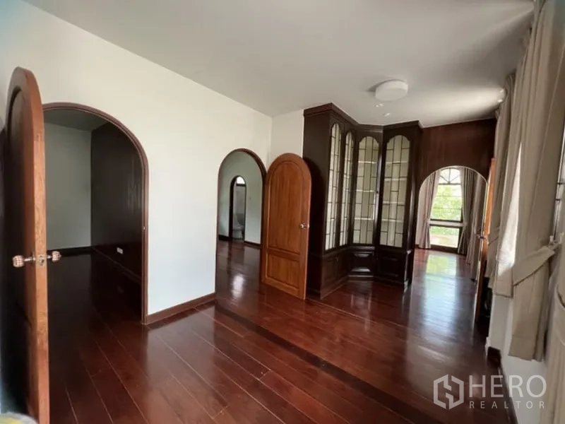 独立式住宅 出租在Ratchathewi, Bangkok - 宽敞的楼层空间，多个拱形门与玻璃柜，木地板。
