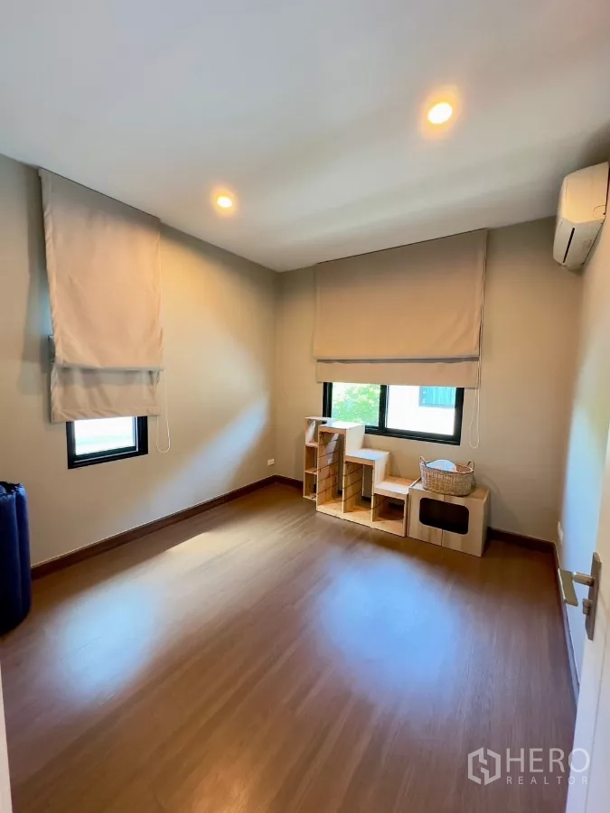บ้าน ให้เช่าในSamut Prakan - ห้องเอนกประสงค์โล่ง มีหน้าต่าง มู่ลี่ และพื้นไม้