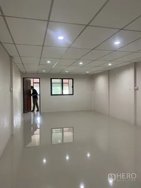 Townhouse for rent in Suan Luang, Bangkok - Bright room with windows, ceiling lights and side door in a freshly renovated interior.
