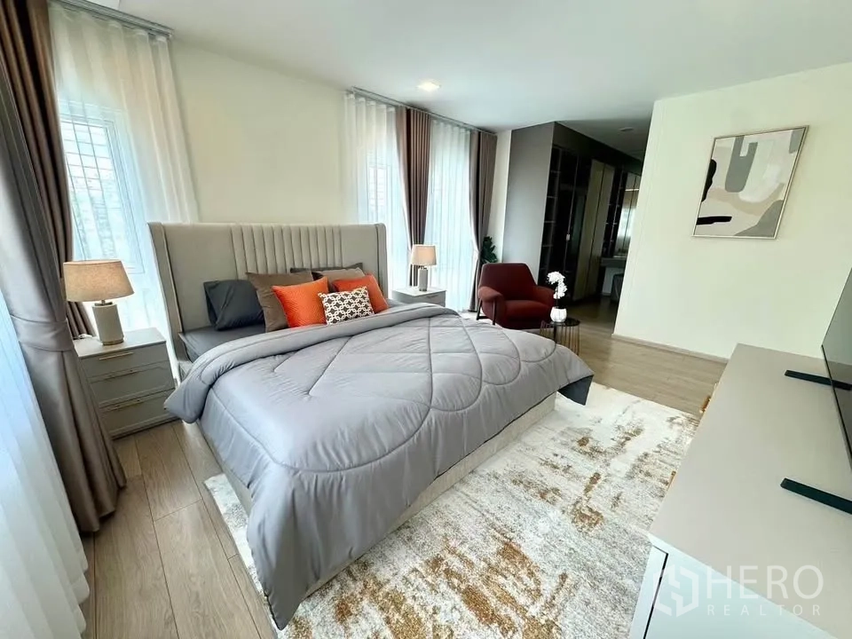 Detached House for rent in Bang Phli, Samut Prakan - Spacious master bedroom with seating area and access to a walk-in closet.