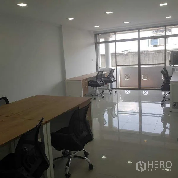 带办公室的家 出租或出售在Suan Luang, Bangkok - 开放式办公区，书桌、网椅与落地窗连阳台。