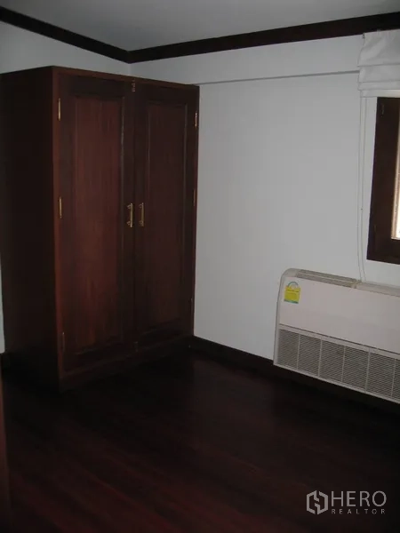 独立式住宅 出租在Watthana, Bangkok - 紧凑卧室配独立衣柜与壁挂空调。