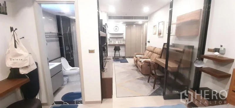 Condominium for rent or sale in Huai Khwang, Bangkok - Open-plan layout linking bathroom, living room, and glass-partitioned bedroom.