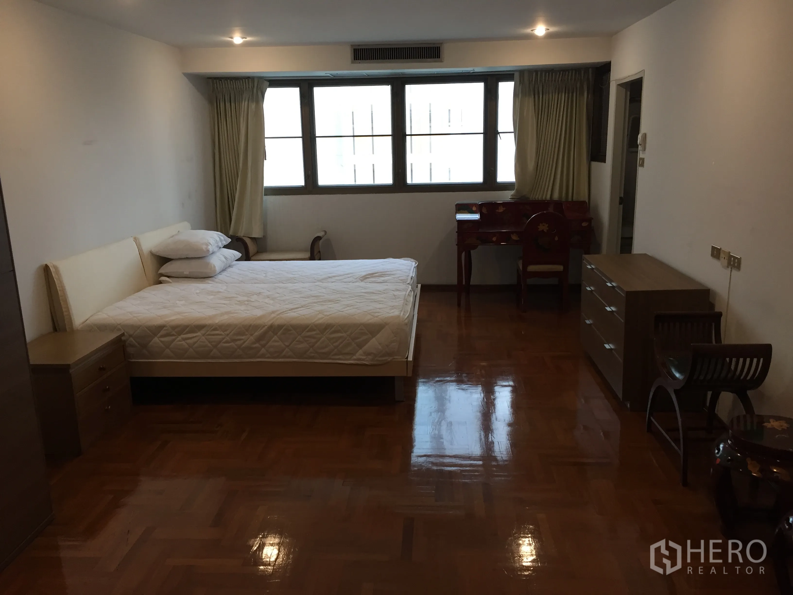 公寓 出租在Watthana, Bangkok - 主卧明亮，双人床、落地窗、书桌和斗柜