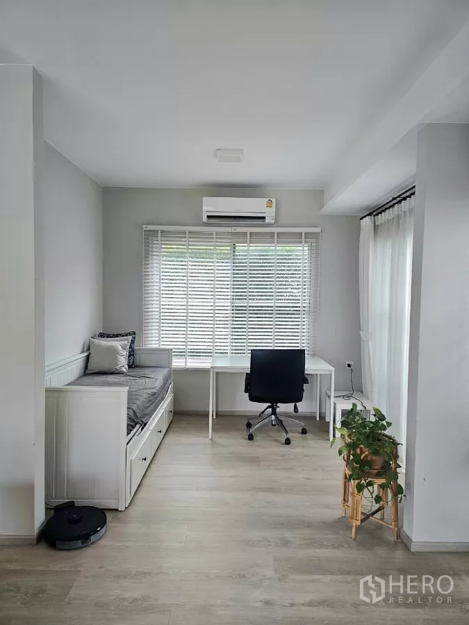 独立式住宅 出租在Prawet, Bangkok - 窗边角落带日间床与家庭办公桌