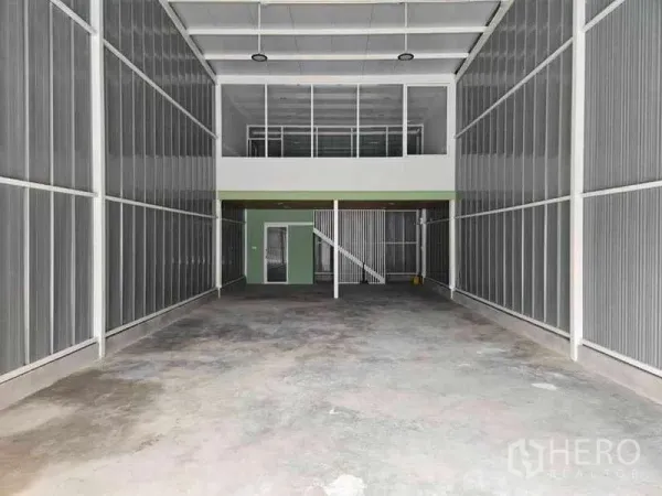 Warehouse for rent in Prawet, Bangkok - High-bay warehouse interior in Prawet with a mezzanine glass office and staircase.