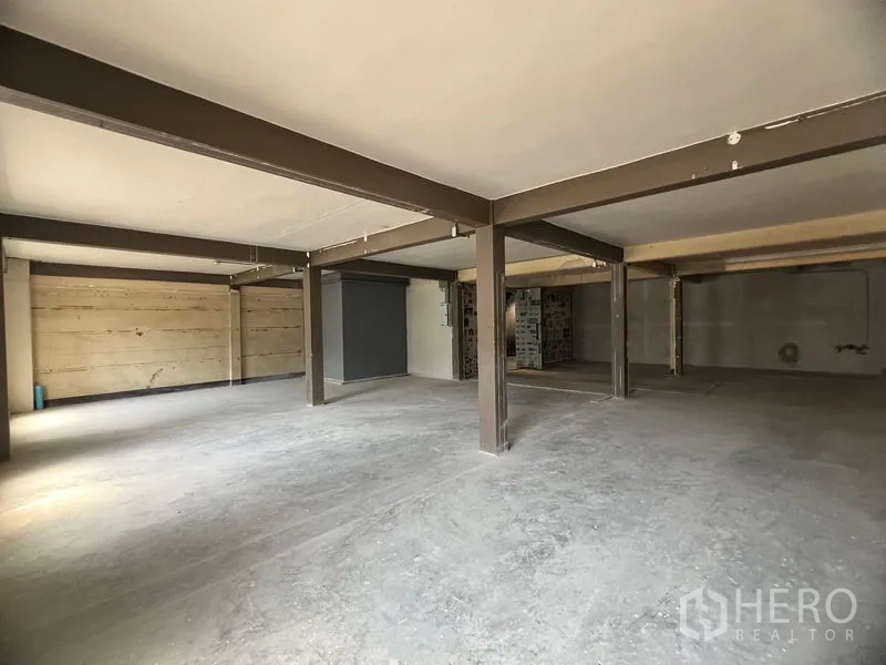 Retail Space for rent in Watthana, Bangkok - Empty shell retail unit with steel columns and a flexible layout for custom fit-out in the Sukhumvit area.