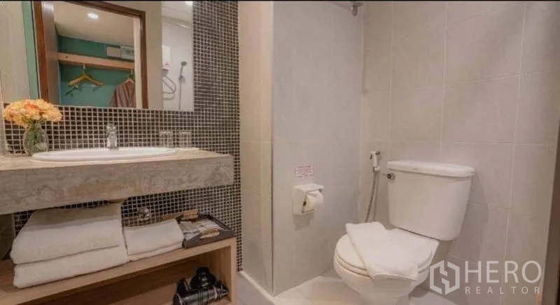 Retail Space for sale in Phra Nakhon, Bangkok - Modern bathroom with mosaic backsplash vanity, open shelving and toilet.