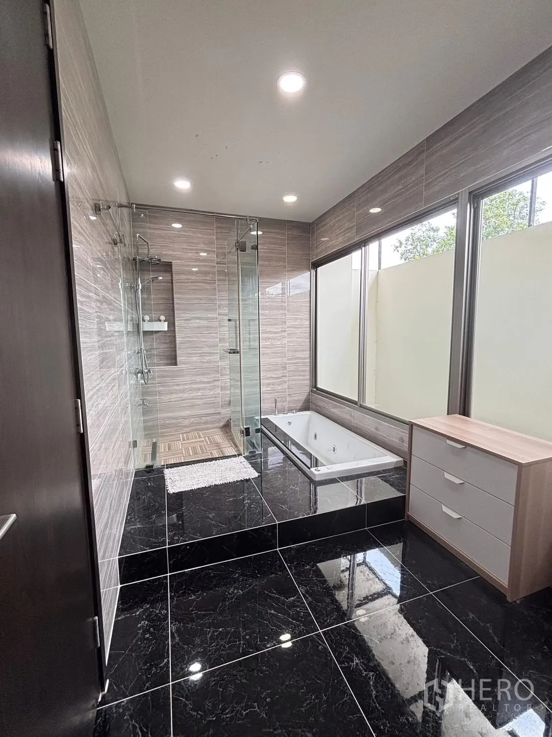 บ้านเดี่ยว for rent in Bang Phli, Samut Prakan - มุมมองอีกด้านของห้องน้ำ โชว์อ่างอาบน้ำบิลท์อินและหน้าต่างบานใหญ่