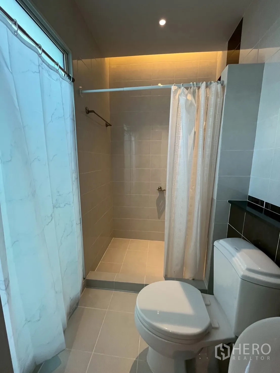 联排别墅 出租在Prawet, Bangkok - 现代卫浴，步入式淋浴与瓷砖墙面
