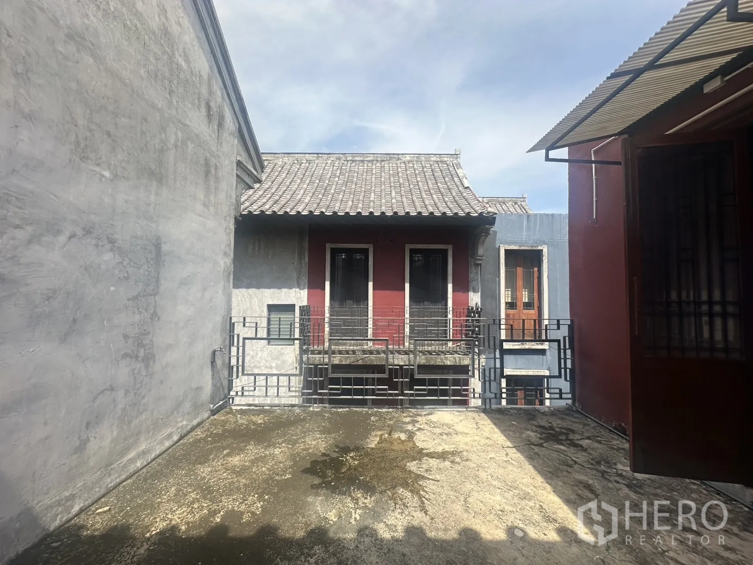 带办公室的家 出租在Pathum Wan, Bangkok - 私密屋顶露台，面向邻近店屋式屋顶，位于巴吞旺。