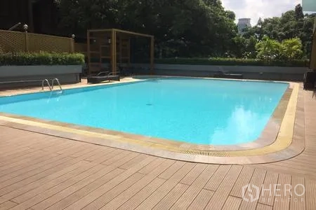 คอนโด ให้เช่าในRatchathewi, Bangkok - สระว่ายน้ำกลางแจ้งพร้อมชานไม้ ที่นั่งพัก และสวนร่มรื่น