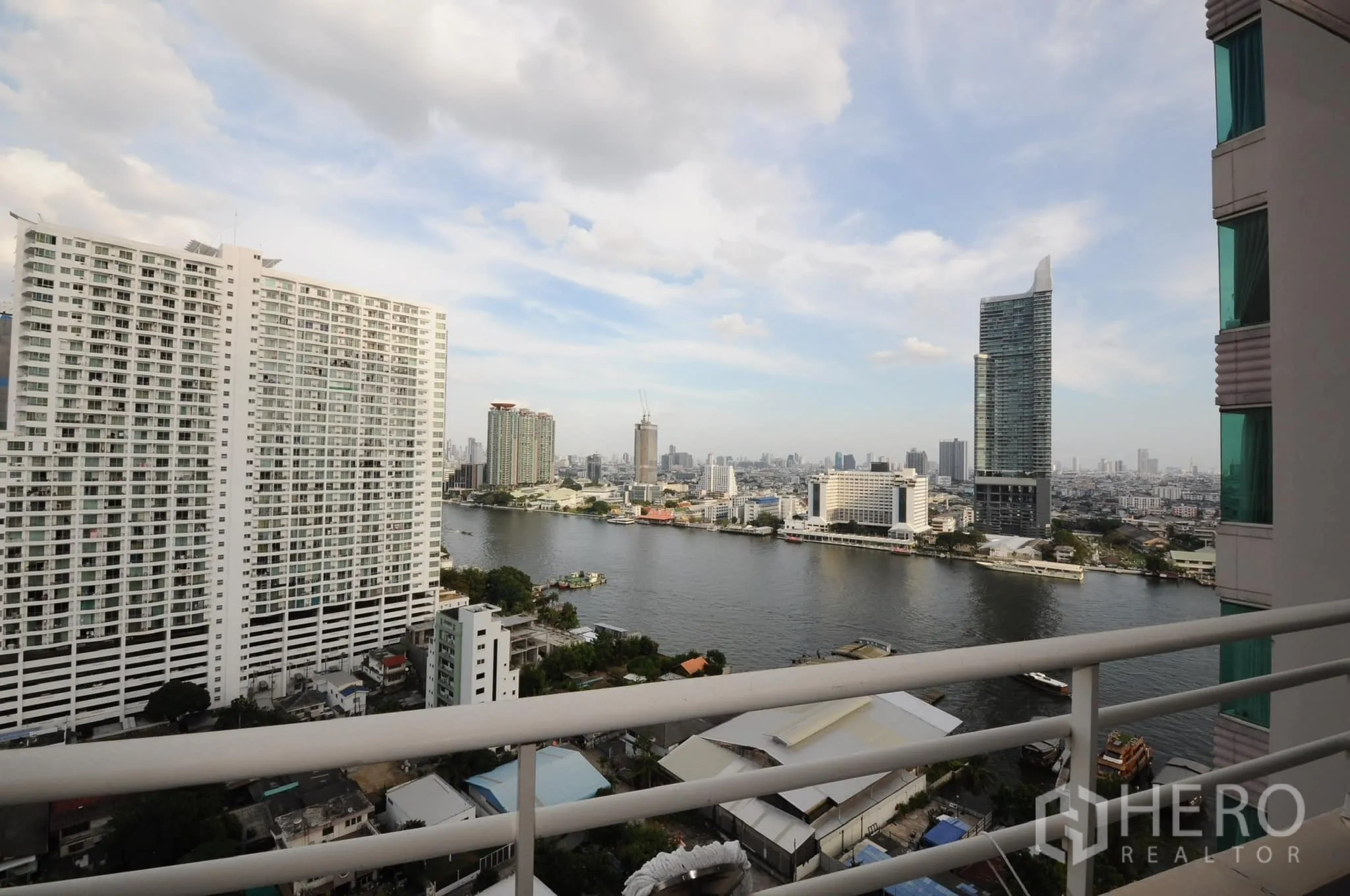 คอนโด ขายในKhlong San, Bangkok - วิวระเบียงเห็นแม่น้ำเจ้าพระยาพร้อมตึกหรูและทิวทัศน์เมือง.