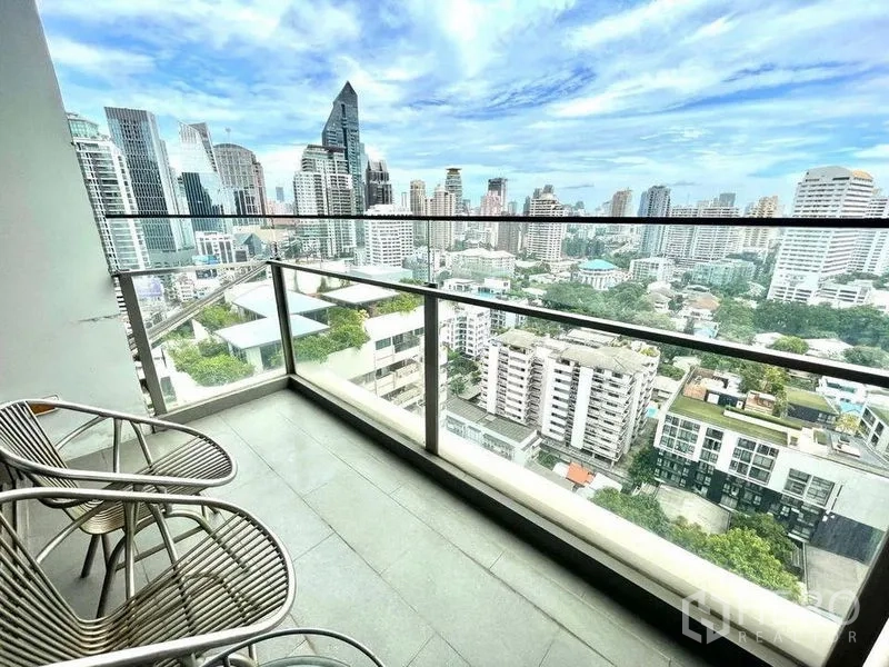 คอนโด ให้เช่าหรือขายในWatthana, Bangkok - ระเบียงส่วนตัวพร้อมเก้าอี้ ชมวิวทองหล่อและเส้นขอบฟ้ากรุงเทพฯ