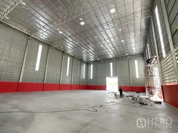 货栈 出租在Khlong Luang, Pathum Thani - 通透无柱仓储大厅，隔热金属屋面，竖向采光窗，混凝土地坪。