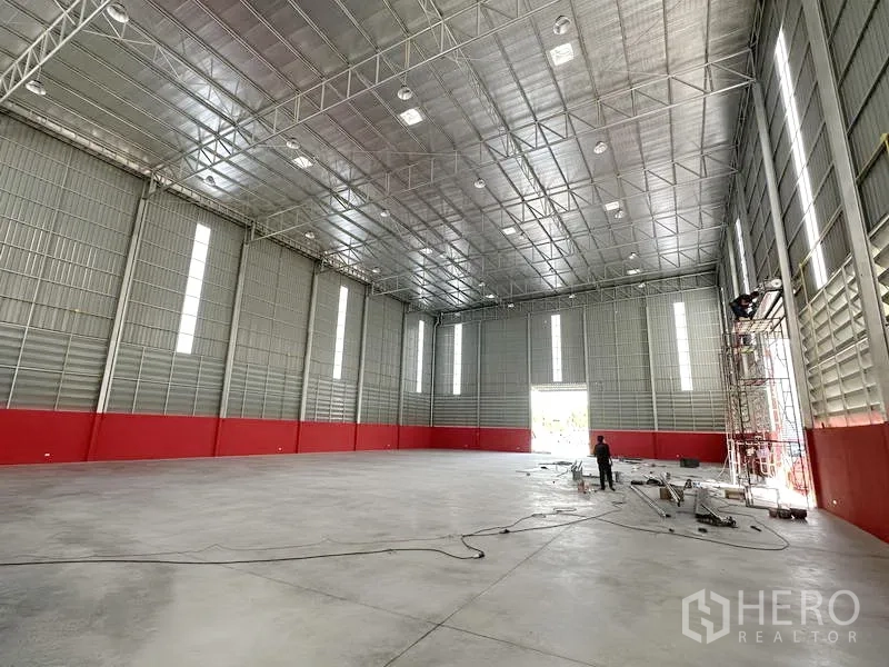 货栈 出租在Khlong Luang, Pathum Thani - 通透无柱仓储大厅，隔热金属屋面，竖向采光窗，混凝土地坪。