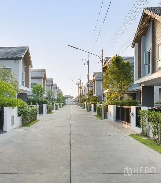 บ้าน ขายในLam Luk Ka, Pathum Thani - ถนนภายในหมู่บ้านเงียบสงบ รายล้อมด้วยบ้านสมัยใหม่และต้นไม้